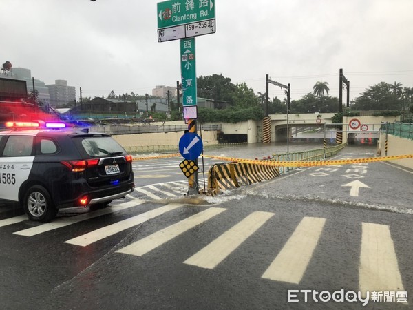 ▲致災性短時強降雨，市警一、二、四、五、六、永康、歸仁分局加強巡視封鎖淹水處管制，維護人車安全。（圖／記者林悅翻攝，下同）