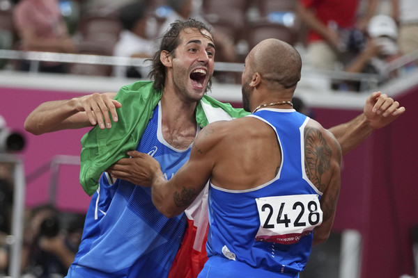 ▲義大利田徑選手賈可布斯（Lamont Marcell Jacobs，右）在男子100公尺奪金，與義大利跳高金牌選手坦貝里(Gianmarco Tamberi，左) 。（圖／達志影像／美聯社）