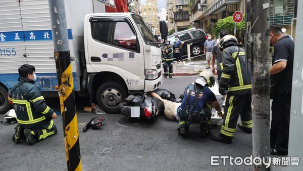 ▲▼       北市牯嶺街機車碰撞貨車     。（圖／記者黃彥傑攝）