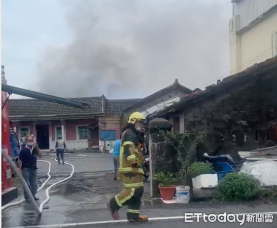 ▲雲林縣崙背鄉今日下午15時18分發生一起民宅火警，據報屋內一人居住疑似受困，雲林縣消防局派遣崙背、麥寮、北五等單位人車前往現場搶救。（圖／記者蔡佩旻翻攝）