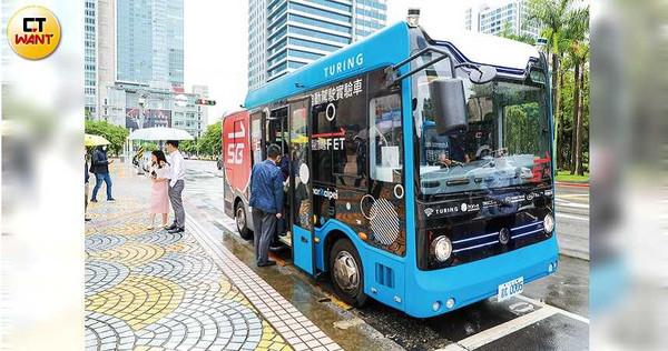 未來智慧電網、車聯網等自駕車科技產業正夯，也成為募集ETF熱門題材。（圖／馬景平攝）