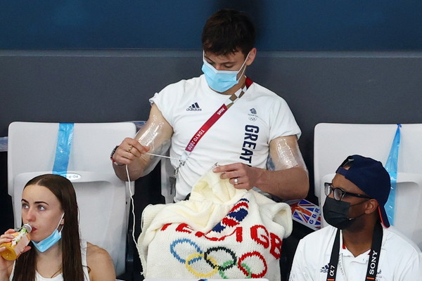 ▲▼英國跳水金童湯姆戴利（Tom Daley）在本次東京奧運勇奪跳水金牌，私底下卻十分喜歡編織「打毛線」。（圖／路透）