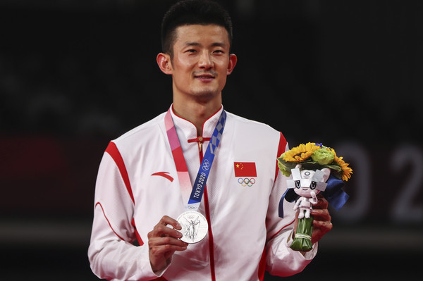 中國球星諶龍不敵丹麥羽球一哥安賽龍，在東京奧運羽球男單金牌戰摘銀。（圖／路透）