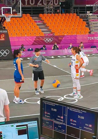 3對3籃球裁判蘇宇燕（左2）也是這次前往東奧執法的12名台灣裁判之一。（翻攝Absolute 3X3 Basketball臉書）