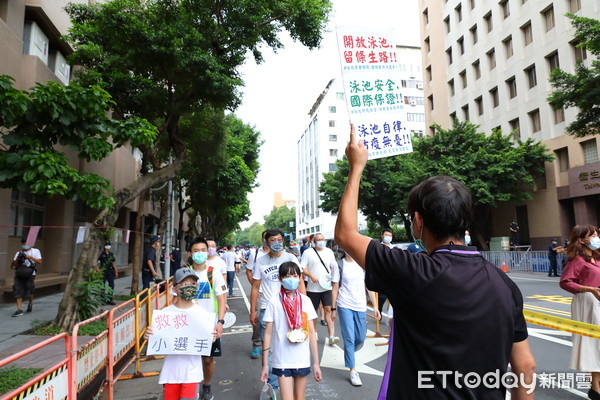 ▲▼疫情警戒降級，各行各業逐漸解封，但游泳池相關行業仍未開放，許多泳池業者不堪長期停業虧損，在民眾黨立委蔡碧如及國民黨立委鄭正鈐助理的陪同下，赴疾管署遞交陳情書。（圖／記者湯興漢攝）