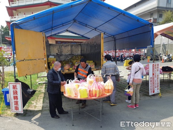 ▲台南市環保局持續推廣減燒紙錢政策，請市民朋友以行動支持「以功代金」及「紙錢集中燒」，讓宗教活動愈來愈環保。（圖／記者林悅翻攝，下同）