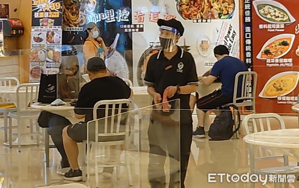 ▲▼台北市有限度開放餐廳內用 服務人員必須口罩加面罩。（圖／記者屠惠剛攝）