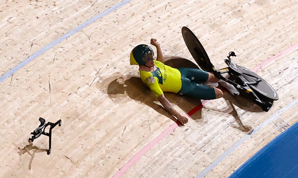 ▲▼ 澳洲自行車手亞歷山大波特（Alexander Porter）在場上摔飛。（圖／達志影像）