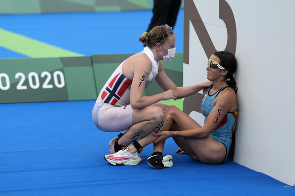 ▲▼鐵人三項挪威選手米勒（Lotte Miller）看見比利時選手米歇爾（Claire Michel）哭倒在牆邊時走上前安慰。（圖／達志影像／美聯社）