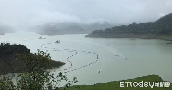 ▲因連日西南氣流帶來豐沛的雨水，曾文水庫入流量持續增加，南區水資源局逐步調整放水量到每秒950立方公尺至曾文溪河道，台南市長黃偉哲籲請市民注意安全遠離河床。（圖／記者林悅翻攝，下同）