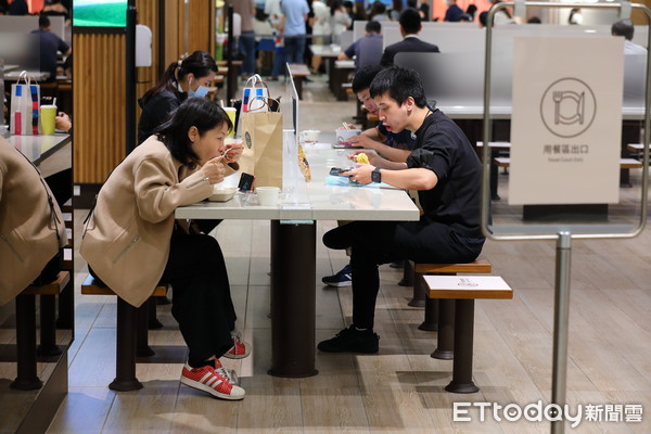 ▲▼雙北開放餐飲內用第一天，台北101地下美食街做好準備，全區加裝隔板，採梅花座，桌與桌之間也拉出安全距離。中午用餐時間到，大批民眾與上班族便湧入地下街用餐。（圖／記者湯興漢攝）