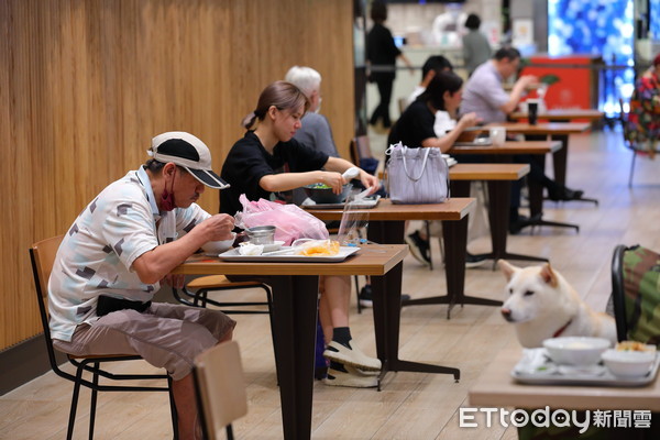 ▲▼雙北開放餐飲內用第一天，台北101地下美食街做好準備，全區加裝隔板，採梅花座，桌與桌之間也拉出安全距離。中午用餐時間到，大批民眾與上班族便湧入地下街用餐。（圖／記者湯興漢攝）