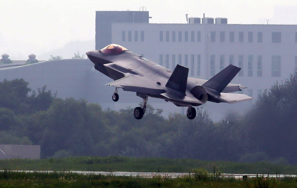 ▲▼南韓預計2021年前向美軍購引進40架F-35A隱形戰機。圖為2019年時一架F-35A結束訓練後降落清州空軍基地。（圖／達志影像）