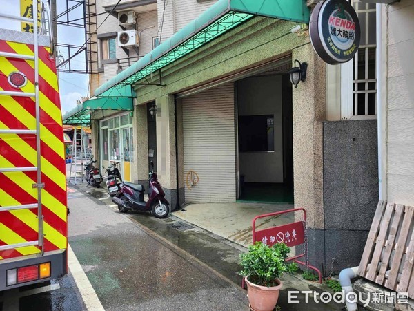 ▲台南市安南區長和路三段一處民宅，3日中午發生住宅縱火案，70歲林姓男子疑與家人發生糾紛，竟涉嫌潑汽油縱火洩憤，林嫌與其妻、兒子、兒媳等4人受傷送醫。（圖／記者林悅翻攝，下同）