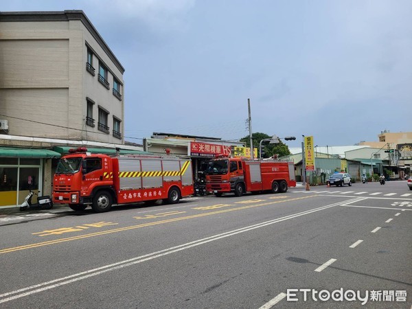 ▲台南市安南區長和路三段一處民宅，3日中午發生住宅縱火案，70歲林姓男子疑與家人發生糾紛，竟涉嫌潑汽油縱火洩憤，林嫌與其妻、兒子、兒媳等4人受傷送醫。（圖／記者林悅翻攝，下同）