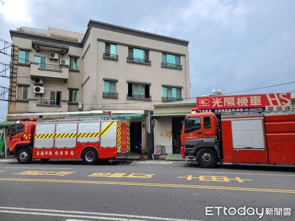 ▲台南市安南區長和路三段一處民宅，3日中午發生住宅縱火案，70歲林姓男子疑與家人發生糾紛，竟涉嫌潑汽油縱火洩憤，林嫌與其妻、兒子、兒媳等4人受傷送醫。（圖／記者林悅翻攝，下同）