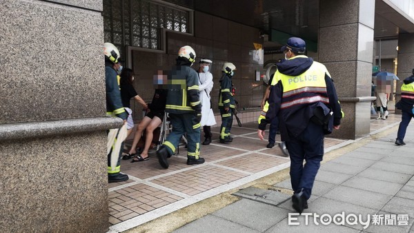 ▲▼捷運萬隆站，一名男子情緒激動在月台疑似鬧自殺，捷運員工發現趕緊報警。（圖／記者黃彥傑攝）