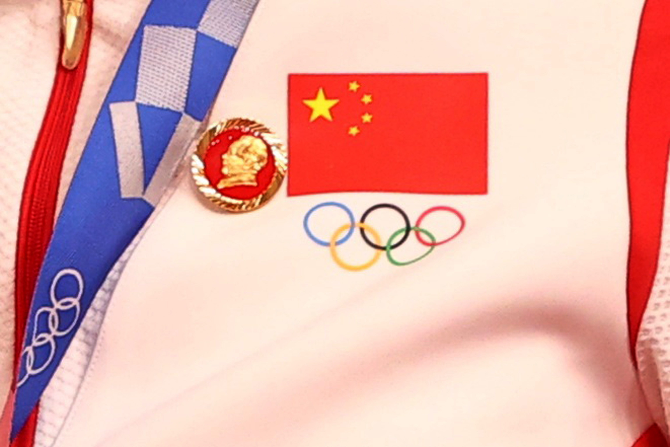 ▲▼中國選手上台領獎時別著毛澤東徽章。（圖／路透）