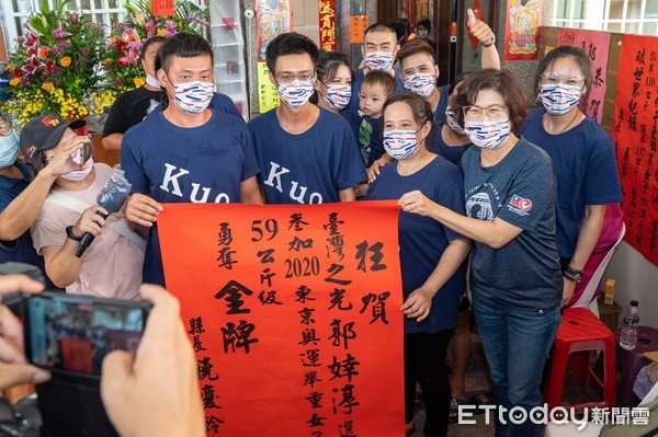 ▲▼郭婞淳東奧奪得金牌，台東縣長饒慶鈴親自登門貼紅榜並向郭母賀喜。（圖／台東縣政府提供，下同）