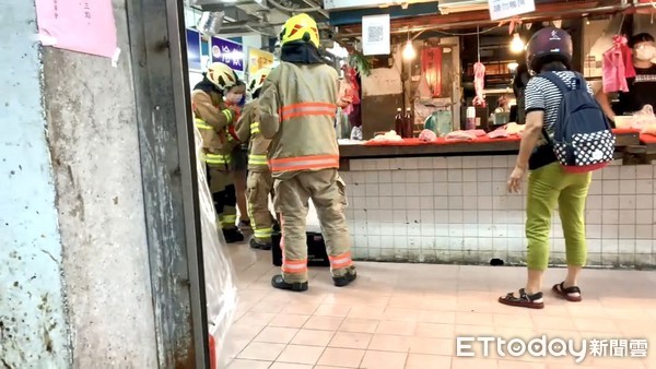 ▲▼基隆信義市場一名豬肉女攤販手指不慎捲入絞肉機。（圖／記者郭世賢翻攝）