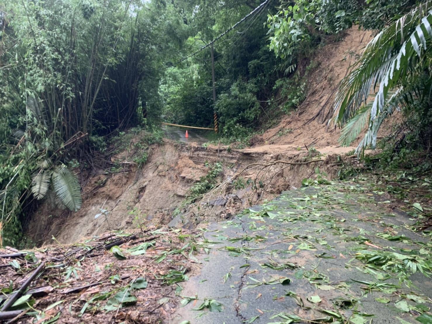 ▲台南連日豪雨造成災情，龍崎區崎頂村有10多戶民宅遭土石流入侵，立委王定宇協請國軍單位協助居民整理家園。（圖／記者林悅翻攝，下同）