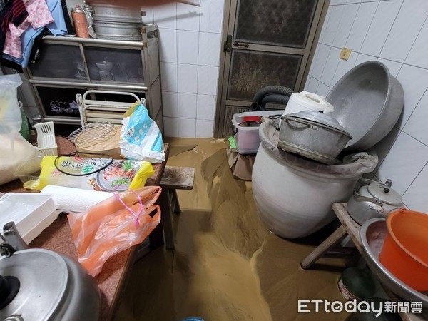 ▲台南連日豪雨造成災情，龍崎區崎頂村有10多戶民宅遭土石流入侵，立委王定宇協請國軍單位協助居民整理家園。（圖／記者林悅翻攝，下同）