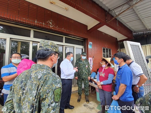 ▲台南連日豪雨造成災情，龍崎區崎頂村有10多戶民宅遭土石流入侵，立委王定宇協請國軍單位協助居民整理家園。（圖／記者林悅翻攝，下同）