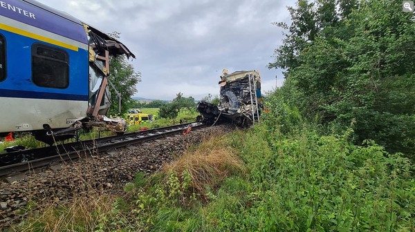 ▲▼ 捷克發生火車對撞事故。（圖／翻攝自推特）