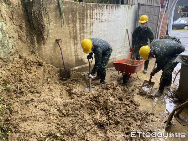 ▲台南連日豪雨造成災情，龍崎區崎頂村有10多戶民宅遭土石流入侵，立委王定宇協請國軍單位協助居民整理家園。（圖／記者林悅翻攝，下同）