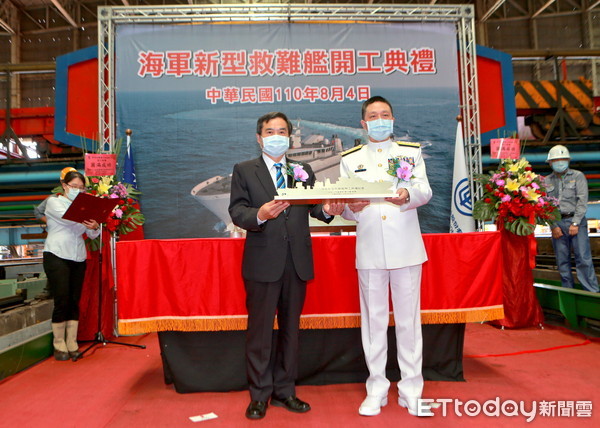 ▲台船董事長鄭文隆(左)贈送船艦模型給海軍司令劉志斌上將(右)。（圖／台船提供）