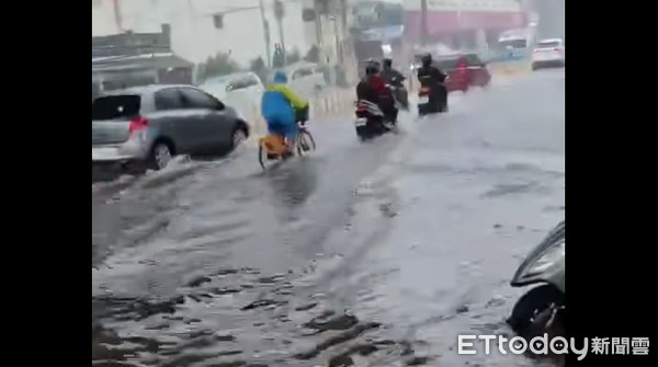 ▲竹科大門附近午後積水　網見「水陸兩棲u-bike」：超猛。（圖／翻攝臉書新竹人新竹市）