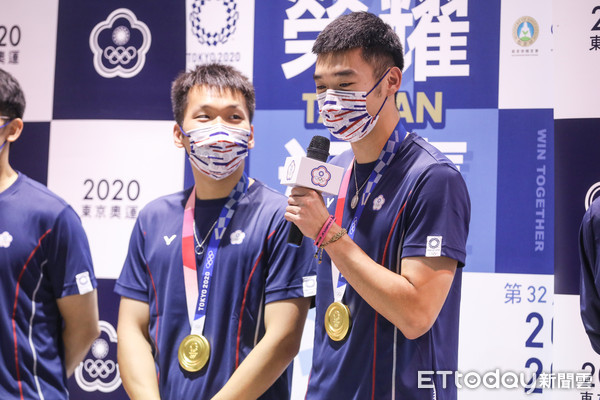 ▲中華隊奧運男子羽球雙打李洋、王齊麟返台，受到民眾熱烈歡迎。（圖／記者林敬旻攝）