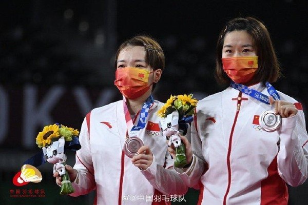 中國羽球女雙組合陳清晨（左）和賈一凡（右）於東京奧運獲得銀牌。（翻攝微博）