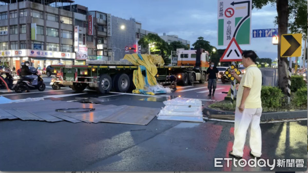 ▲中山四路以及飛機路口散落鋼板             。（圖／民眾提供）