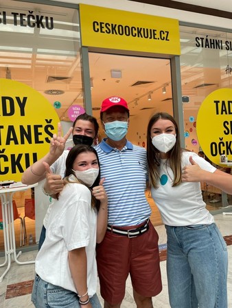 一到賣場就有熱情的女士，歡迎民眾踴躍打疫苗。（翻攝郭台銘臉書）