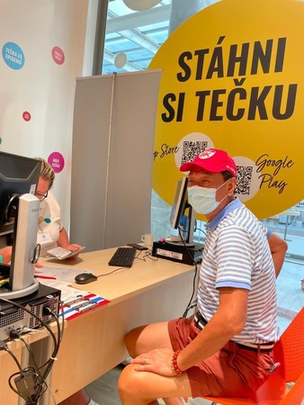 打疫苗前要先做健康檢查。（翻攝郭台銘臉書）