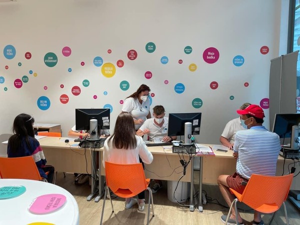 打疫苗前先做簡單健康檢查。（翻攝郭台銘臉書）