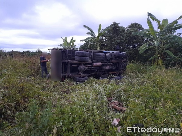 ▲▼花蓮小貨車衝田中翻覆，1死2傷。（圖／記者柯政誟翻攝）