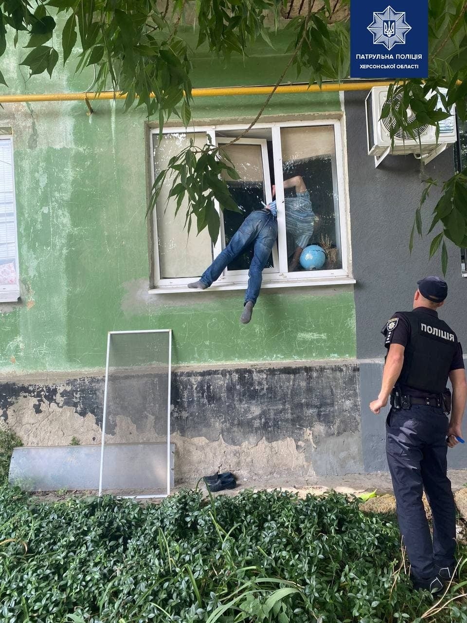 ▲▼ 烏克蘭男子被分手，喝醉爬窗闖進前任家中。（圖／翻攝自Facebook／@khersonpolice）