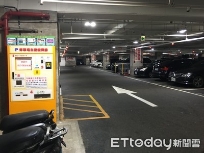 逛完好市多!她上車等人被敲窗「為何還不走」 全場怒:無言