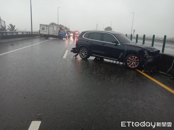 ▲國道3號麟洛段5日早上發生車禍             。（圖／記者陳崑福翻攝，以下同）