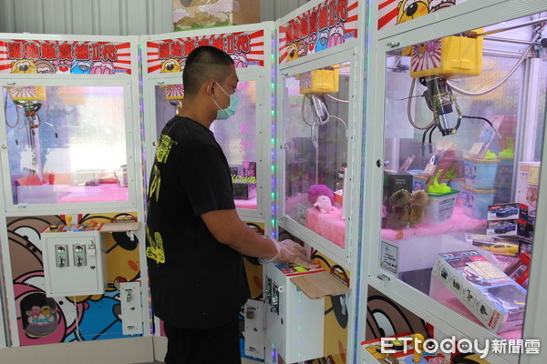 ▲斗南鎮一家娃娃機店，消費者須戴上手套使用操作桿，使用後再丟到收集桶統一銷毀。（圖／記者蔡佩旻翻攝）