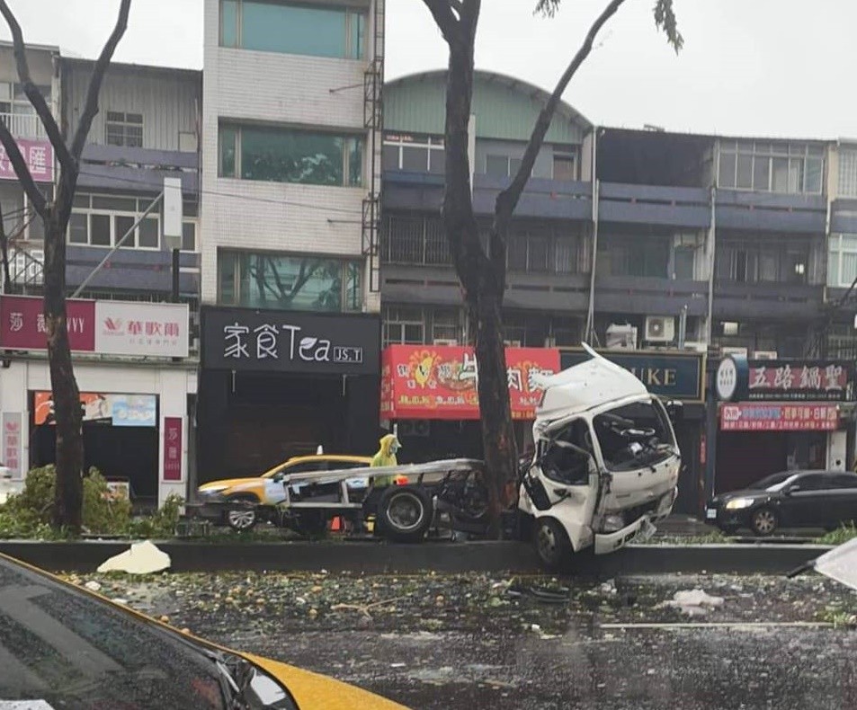 ▲▼一輛拖板車自撞分隔島路樹，車頭嚴重凹陷駕駛多處骨折送醫搶救。（圖／翻攝記者爆料網）