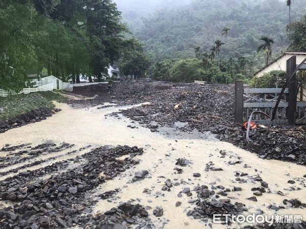 ▲▼扇平山莊路口道路2度塌陷。（圖／記者許宥孺翻攝）