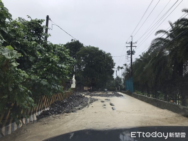 ▲▼扇平山莊路口道路2度塌陷。（圖／記者許宥孺翻攝）