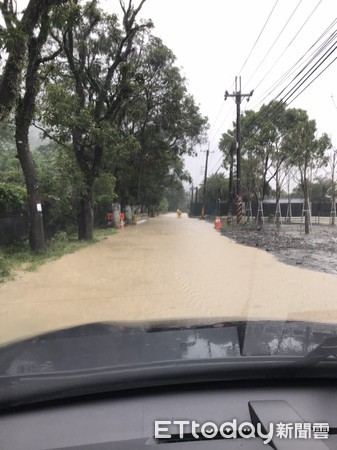 ▲▼扇平山莊路口道路2度塌陷。（圖／記者許宥孺翻攝）