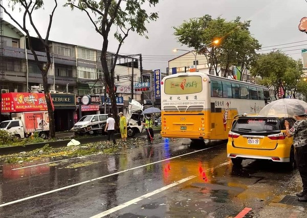 ▲▼一輛拖板車自撞分隔島路樹，車頭嚴重凹陷駕駛多處骨折送醫搶救。（圖／翻攝記者爆料網）