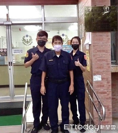 ▲東港警分局新園分駐所警員方盈達及其一對子女分駐所相聚             。（圖／記者陳崑福翻攝，以下同）