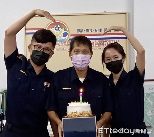 ▲東港警分局新園分駐所警員方盈達及其一對子女分駐所相聚             。（圖／記者陳崑福翻攝，以下同）