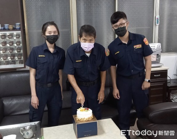 ▲東港警分局新園分駐所警員方盈達及其一對子女分駐所相聚             。（圖／記者陳崑福翻攝，以下同）